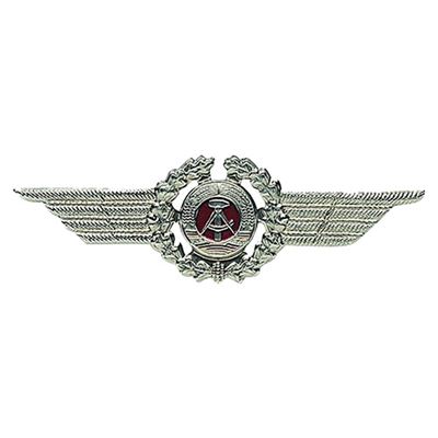 Odznak NVA s krídlami čiapkový vojak