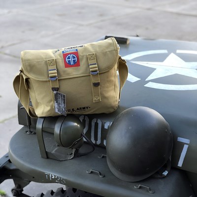 Taška cez rameno 82nd AIRBORNE WWII plátená PIESKOVÁ