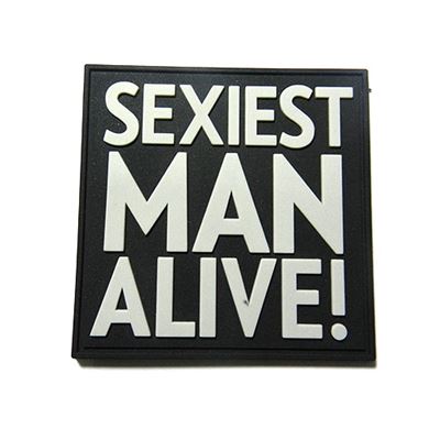 Nášivka SEXIEST MAN ALIVE! plast ČIERNA/SIVÁ