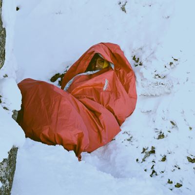 Núdzový vak pre jednu osobu SURVIVAL BAG SINGLE ČERVENÝ